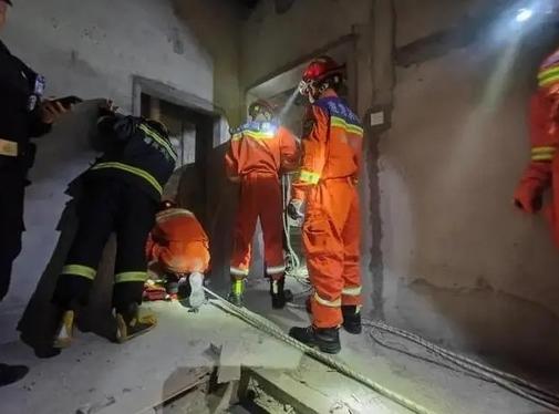 女孩跌入通風井邊哭邊道歉 擔心消防員：我上去，你怎么辦