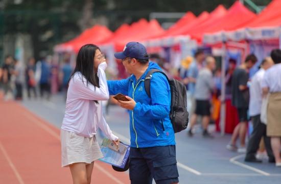 母親喜出望外！690分考生成績在北京高招咨詢會現場揭曉，她跳了起來