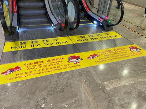 穿洞洞鞋乘扶梯需謹慎，注意安全！