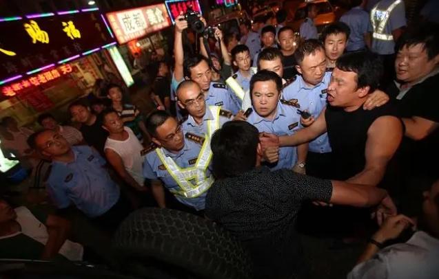 酒吧驚騷事件：3男子騷擾4女子，拒絕后引發激烈沖突，女子頭遭猛力壓制