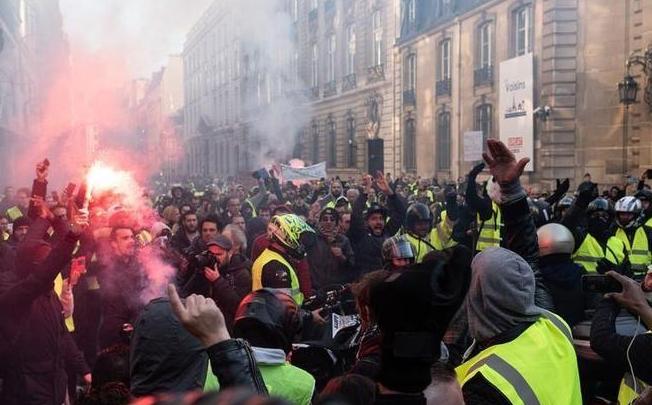 法國一夜間超2000輛車被燒成廢鐵：暴力犯罪的背后是什么？