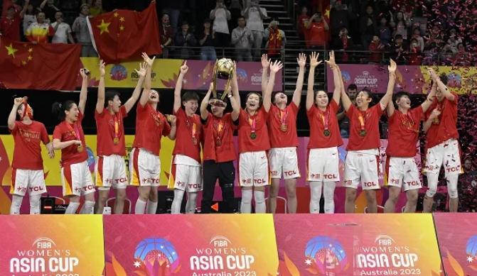 中國女籃奪冠引爆熱搜！韓旭狂歡跳舞、李夢激動落淚，球迷歡呼不止