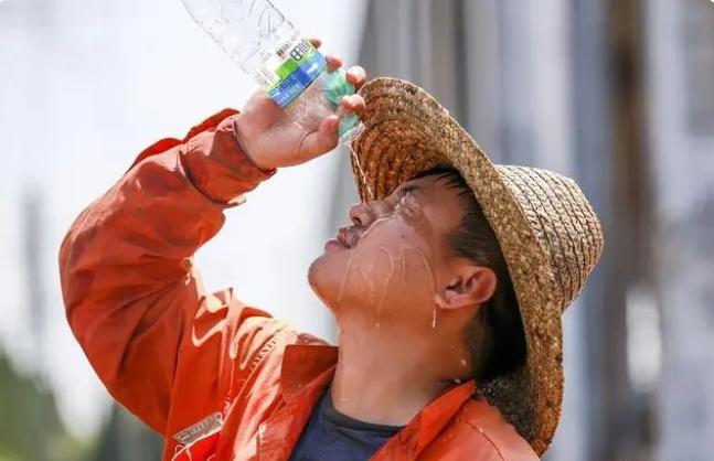 感動一夏！女子熱情款待高溫修空調工人，額外獎勵200元，溫暖行為感動眾網友！