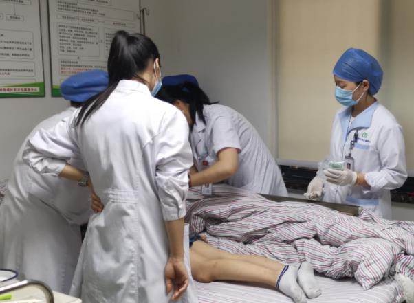 高溫天氣下，獨居奶奶熱痙攣昏迷搶救：提醒關注中暑防護與照顧