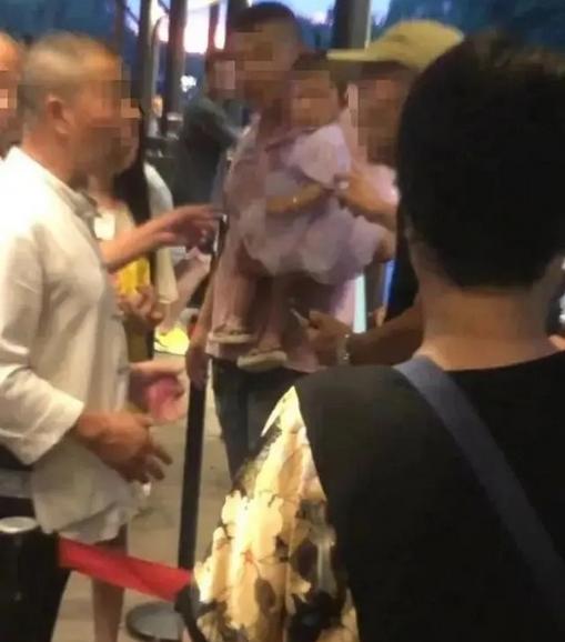 爭議中的未滿1歲嬰兒景區坐船要求購票：工作人員稱有統一規定