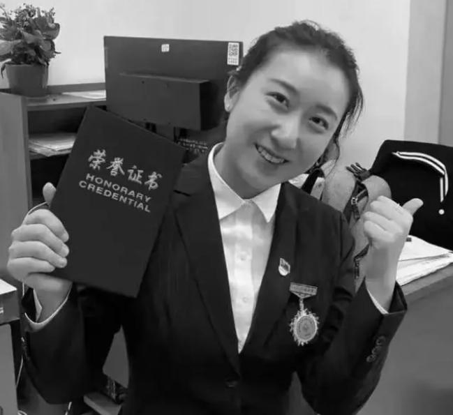 夜市悲劇：女子遭高空拋物致命，兇手向警察詢問判決結果