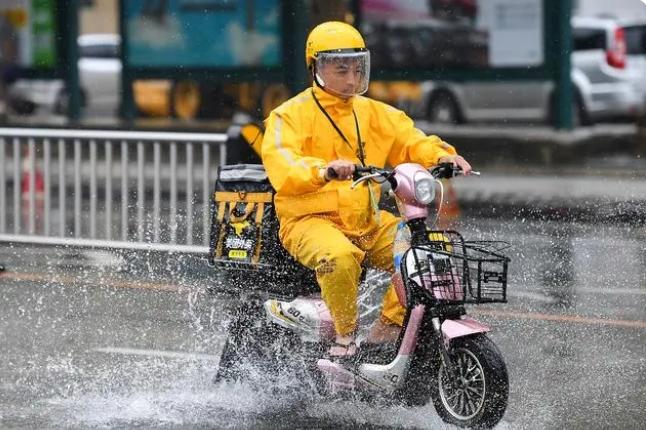 外賣員面罩要求遭拒，女子威脅差評：開玩笑還是惡意？平臺回應