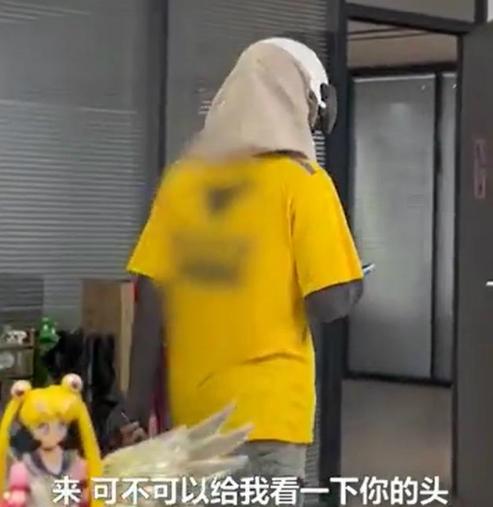 女子開玩笑要求外賣員摘下面罩，不遵從就威脅差評