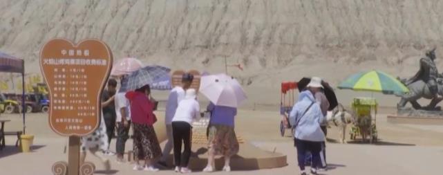 極熱奇觀！新疆吐魯番火焰山高溫景區吸引游客親身體驗