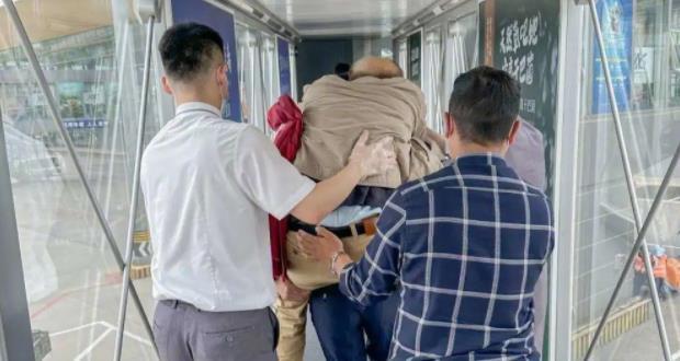 緊急備降：乘務團隊與醫生合作挽救突發疾病旅客的故事