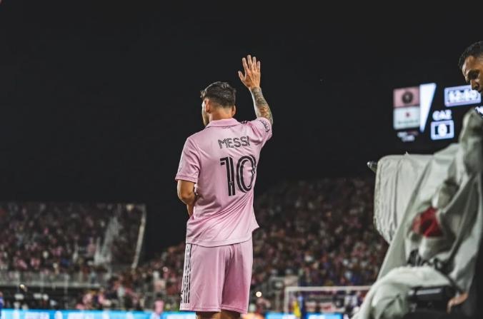 梅西天神下凡！94分鐘絕殺任意球直掛死角，貝克漢姆歡呼慶祝