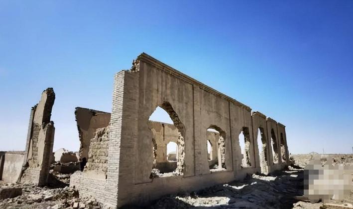 8口之家誤入荒漠困境：開兩驅商務車、失去手機信號，引發網友憤怒與批評