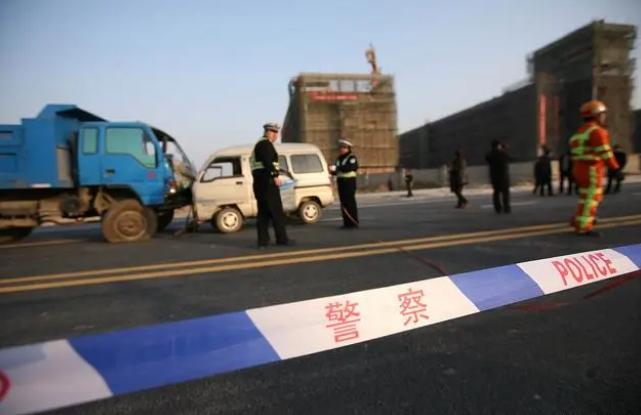 昆明窨井慘案：兩名男子遇害，散發(fā)臭味，警方展開深入調(diào)查