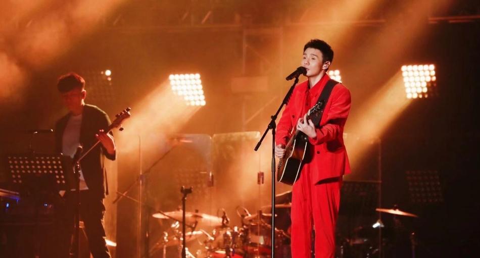 李榮浩巡演貴陽站搞笑插曲：嘴里進蚊子引發歡笑