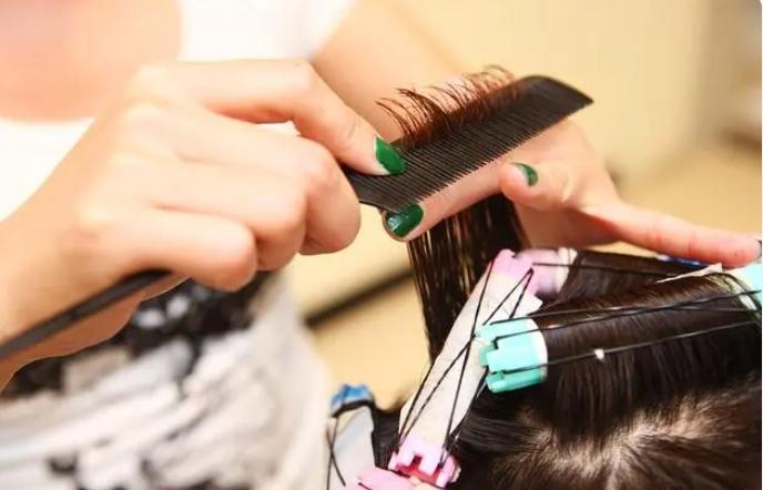 13歲男孩花318元燙發 家長報警