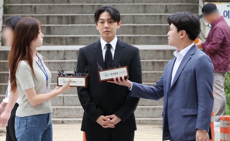 劉亞仁否認涉案銷毀證據，惹眾怒白發滿頭，路人怒砸鈔票