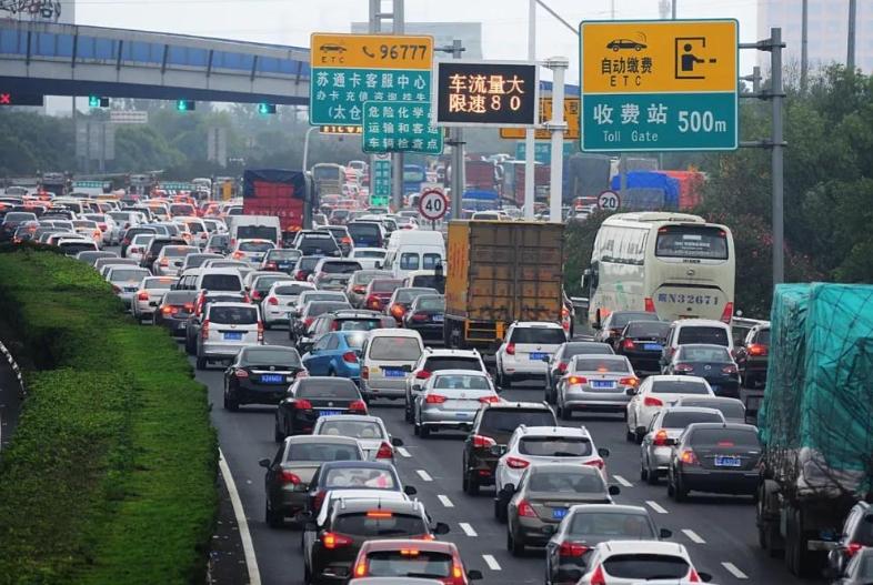 假期高速擁堵不止！樂廣高速堵車9小時，車輛未能駛出廣東