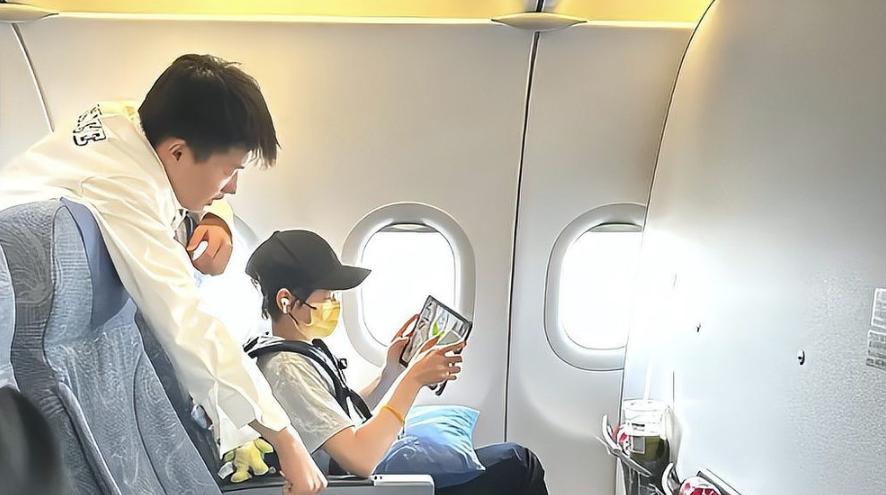 熱血滿載！全紅嬋背玩偶離開杭州，飛機上安靜看報+玩游戲