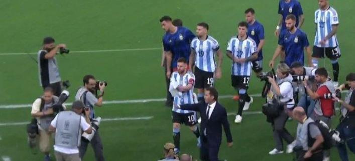 南美世預賽巴西vs阿根廷比賽爆發球迷沖突，梅西率隊棄賽