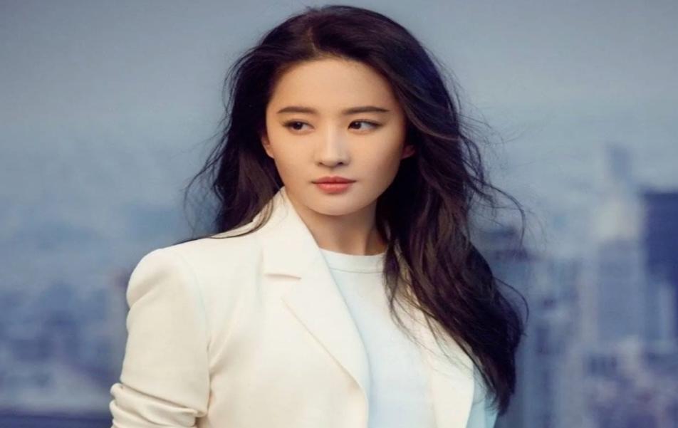 劉亦菲身著耀眼禮服，尊享F1阿布扎比大獎賽前排觀賽體驗