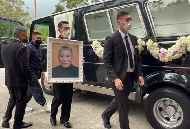 劉德華神情莊重，雙手捧遺照送別父親：感人瞬間深刻映現儀式莊嚴