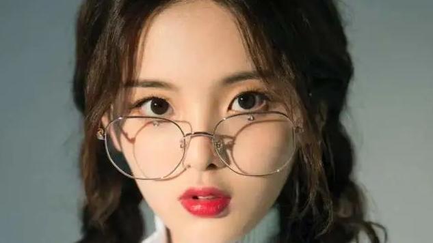 《楊超越：面容如藝術(shù)品的審美女神，追求卓越的時(shí)代楷模》