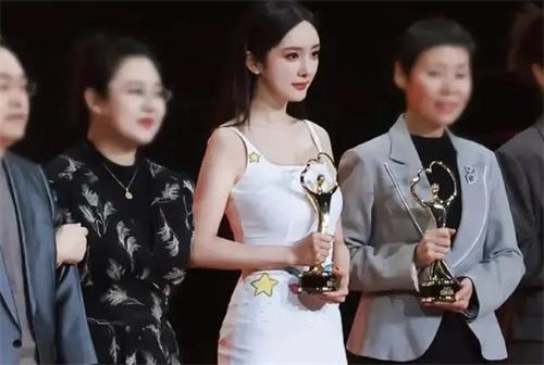 楊冪一襲白裙領獎，深情地說：我覺得這是我一生中穿過最美的裙子