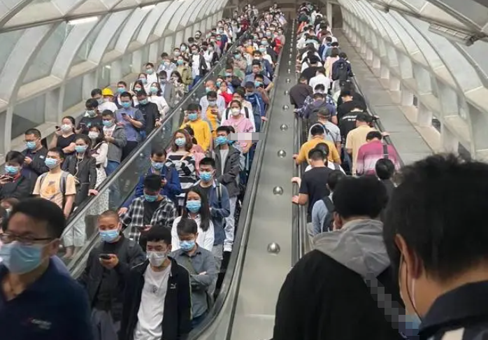 日本早高峰：網友鏡頭下的無聲秩序引爭議，人們如機器人般行進