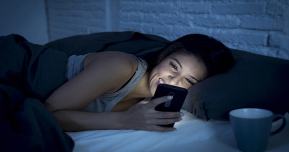 中國睡眠研究報告2024：手機(jī)成癮與互聯(lián)網(wǎng)職業(yè)影響睡眠質(zhì)量