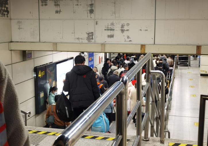 上海火車站安檢口未全開引旅客不滿，官方回應震撼一切