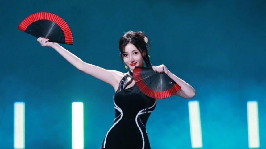 柳巖初舞臺造型引熱議，被指cos《不知火舞》