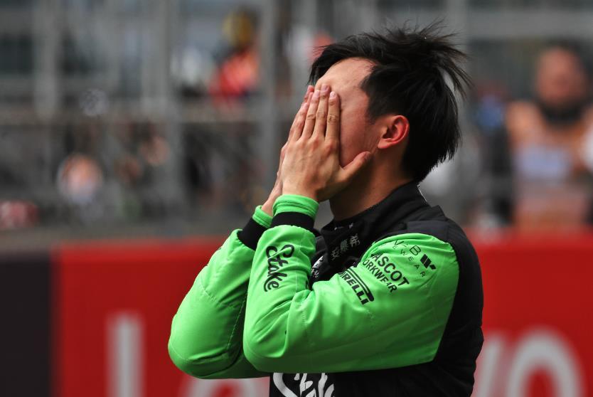 周冠宇首秀驚艷！第14名登頂熱搜，感動落淚：‘這十年我只哭過兩次’