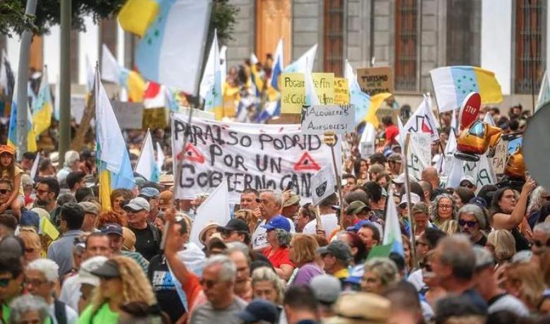 加那利群島居民上街抗議：呼吁政府應對過度旅游現象