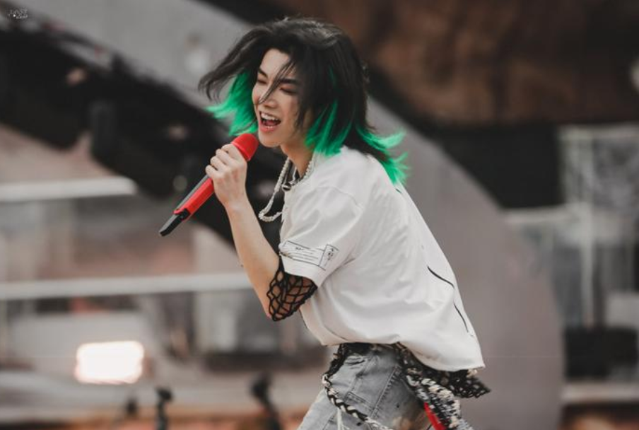 華晨宇海上日出演唱會：歌迷留言溫暖心扉，感人一幕引發關注