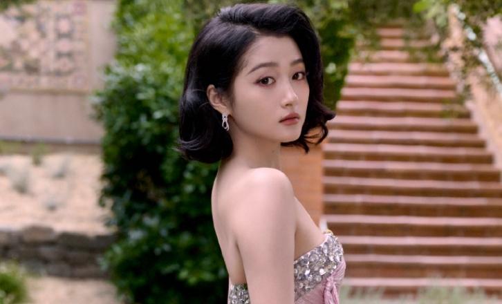 關曉彤戛納紅毯短發造型亮相：十年長發剪去換波波頭