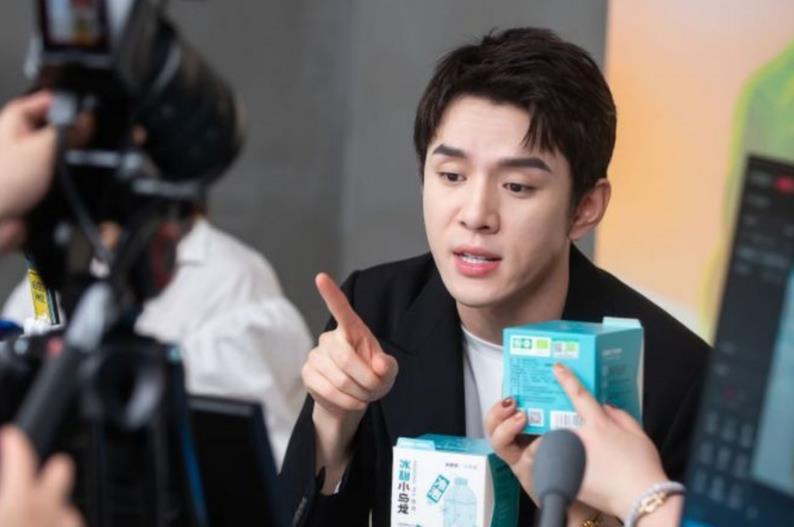  李佳琦參加《披哥》不中斷直播帶貨：賺錢給粉絲發紅包